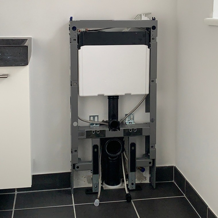 Renovering av toalett (© Peter Mølgaard, Geberit A/S) Renovering av toalett (© Peter Mølgaard, Geberit A/S)