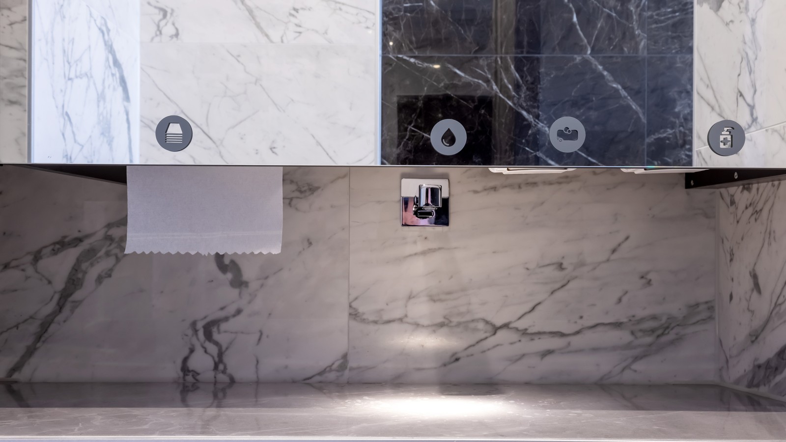 Sofistikert konstruksjon: Bak storformat servantflis sørger Geberit CleanLine20 gulvrenne for at vannet renner bort (© Operahuset Chemnitz / Nasser Hashemi)