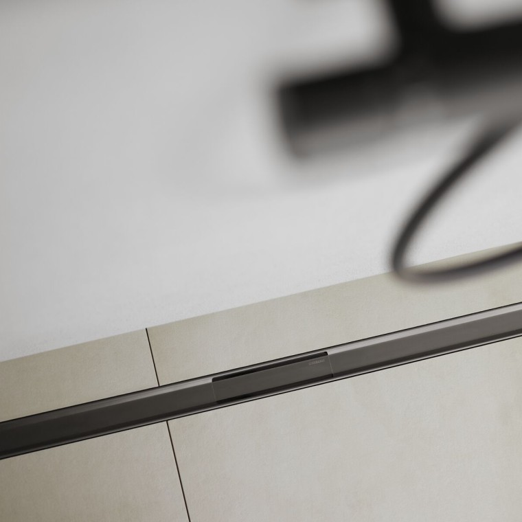 Vannet renner vekk via en elegant profil i rustfritt stål. Vannet renner vekk via en elegant profil i rustfritt stål.