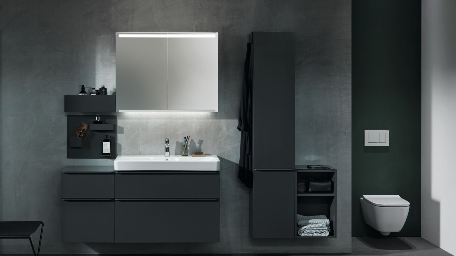 En vegghengt Geberit Smyle Square-toalett installert i en nisje En vegghengt Geberit Smyle Square-toalett installert i en nisje