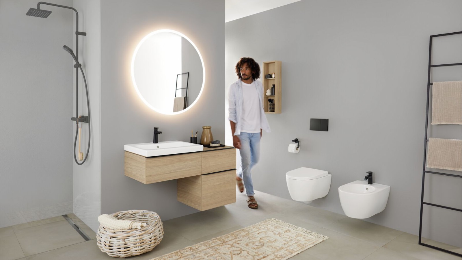 Et bad med dusjområdet i nisjen