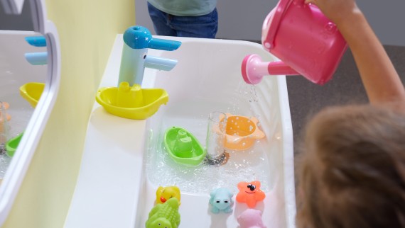 Geberit Bambini leke- og vaskeområde med servant som kan fylles opp
