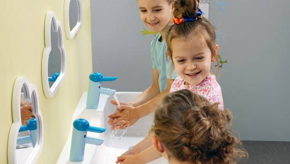 Barn leker på et Geberit Bambini leke- og vaskeområde Barn leker på et Geberit Bambini leke- og vaskeområde
