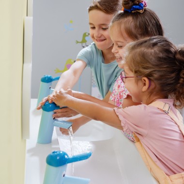 Barn som leker på Geberit Bambini leke- og vaskeområde Barn som leker på Geberit Bambini leke- og vaskeområde