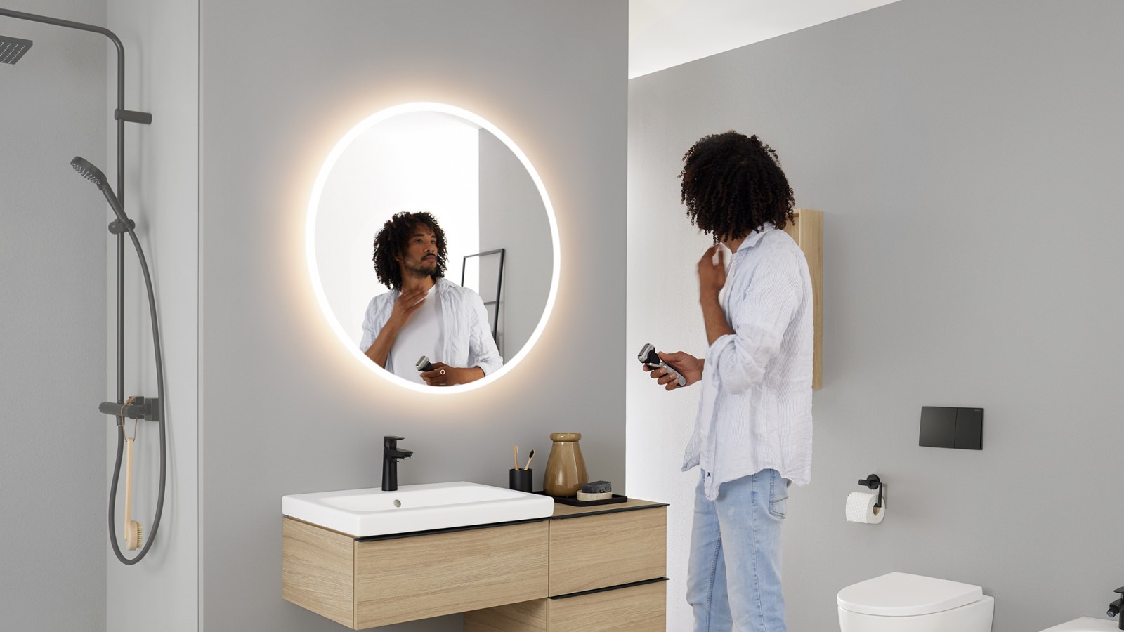 Geberit Option rundt speil med møbler og baderomsporselen fra baderomsserien Geberit iCon Geberit Option rundt speil med møbler og baderomsporselen fra baderomsserien Geberit iCon