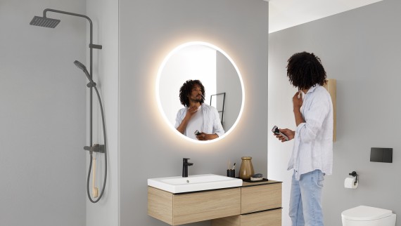Geberit Option rundt speil med møbler og baderomsporselen fra baderomsserien Geberit iCon