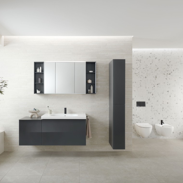 Geberit Option speilskap med rikelig oppbevaringsplass, integrert stikkontakt og USB-port Geberit Option speilskap med rikelig oppbevaringsplass, integrert stikkontakt og USB-port