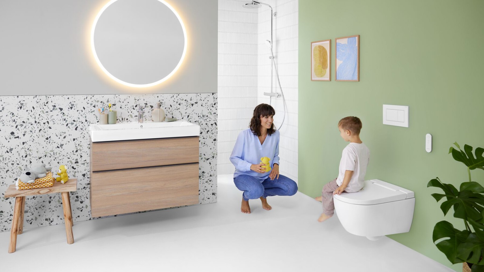 Kvinne og barn på bad med Geberit AquaClean Alba dusjtoalett Kvinne og barn på bad med Geberit AquaClean Alba dusjtoalett