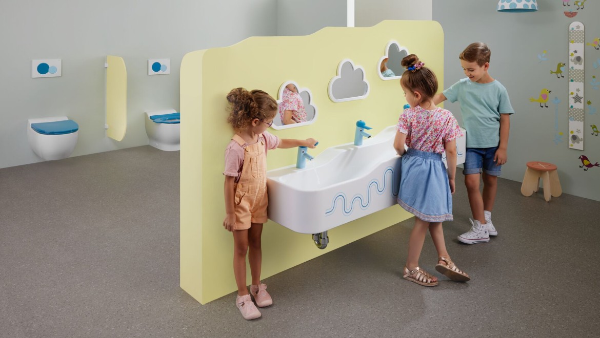 Barn leker i et sanitærrom med Geberit Bambini Barn leker i et sanitærrom med Geberit Bambini