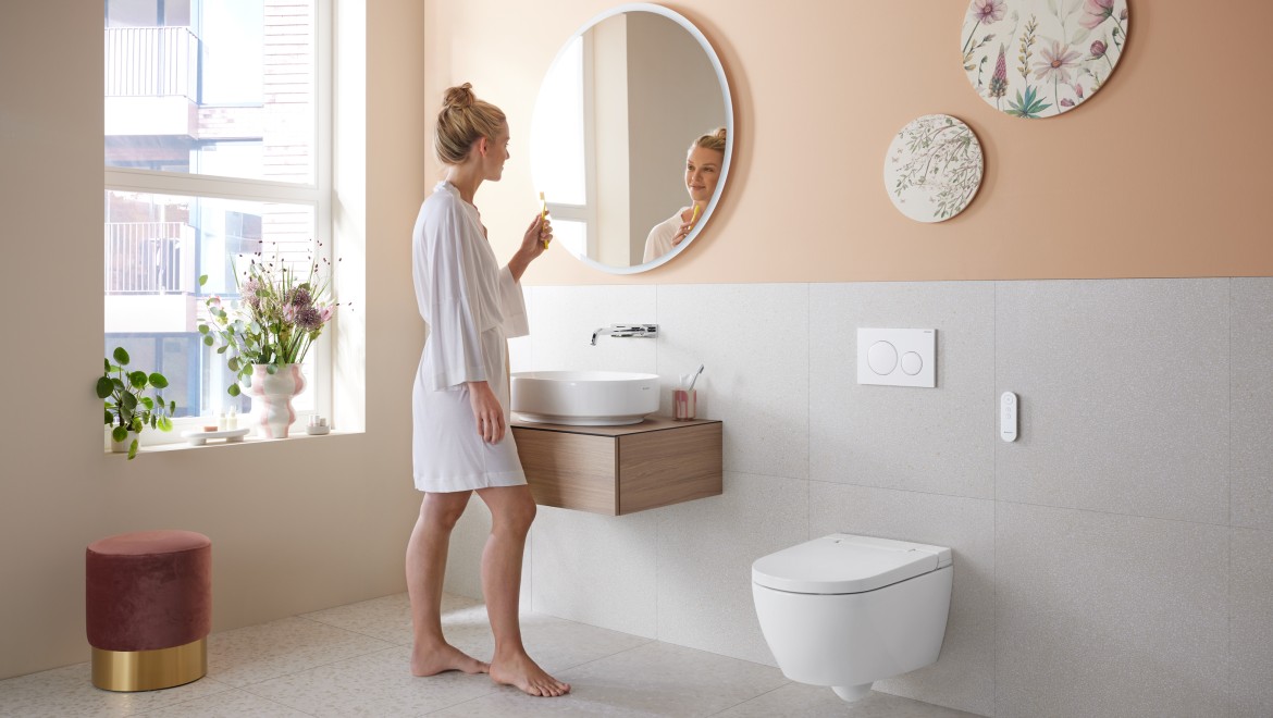 Bad i trendy Peach Fuzz med Geberit AquaClean Alba dusjtoalett Bad i trendy Peach Fuzz med Geberit AquaClean Alba dusjtoalett