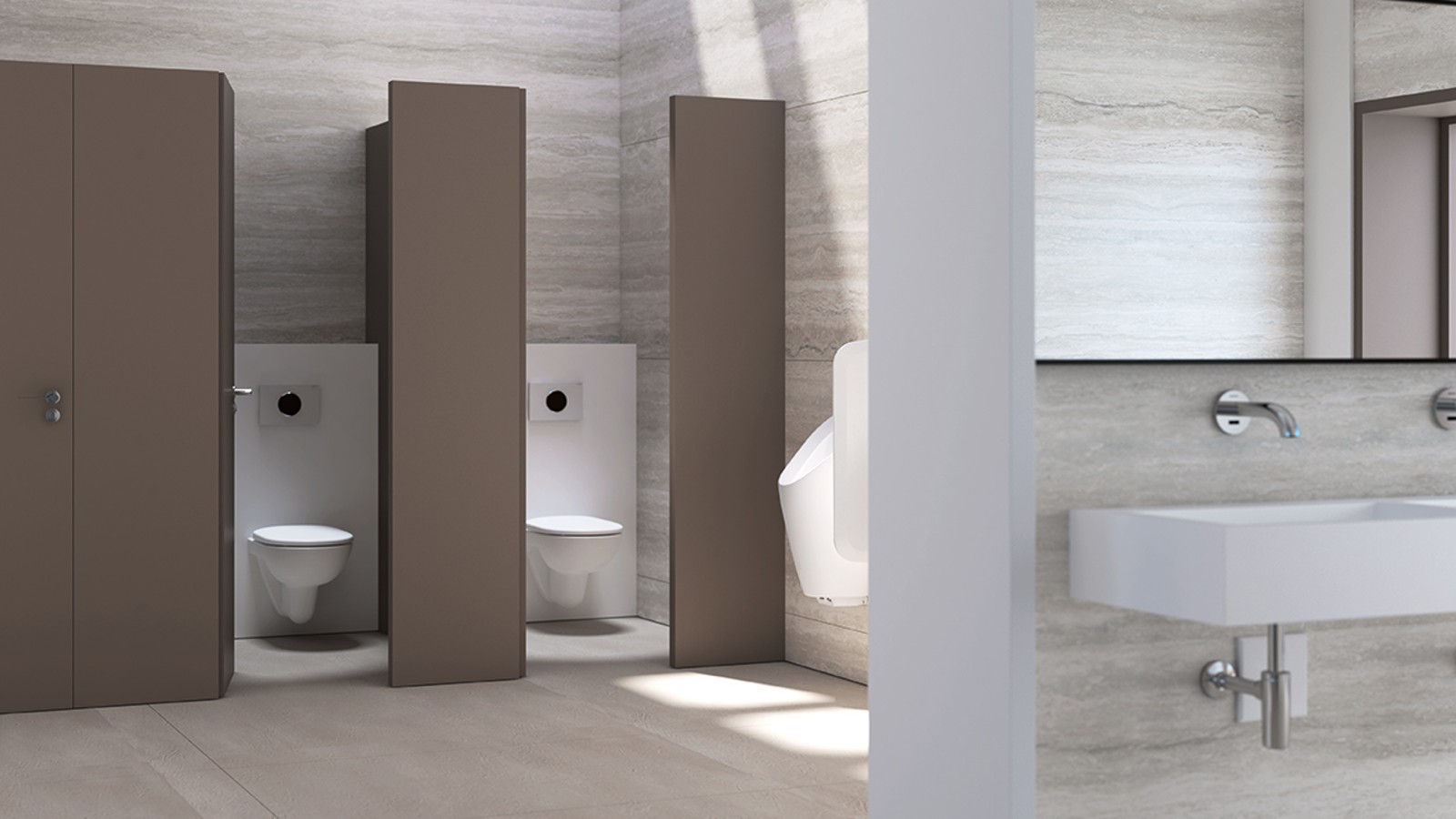 Offentlig toalett med Geberit sisterner, betjeningsplater og urinaler