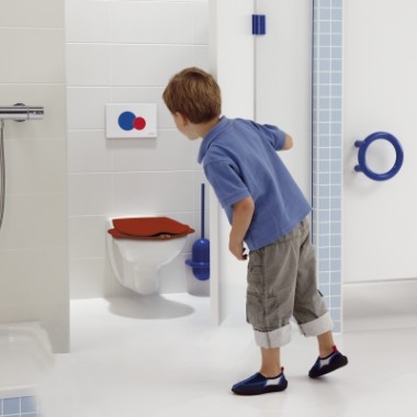 Geberit Bambini toalett med individuelt tilpasset betjeningsplate