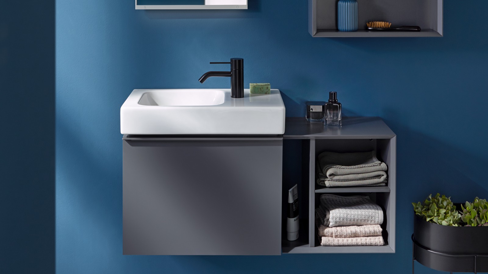 Lite Geberit iCon bad med servant, servantskap, sideskap og speil