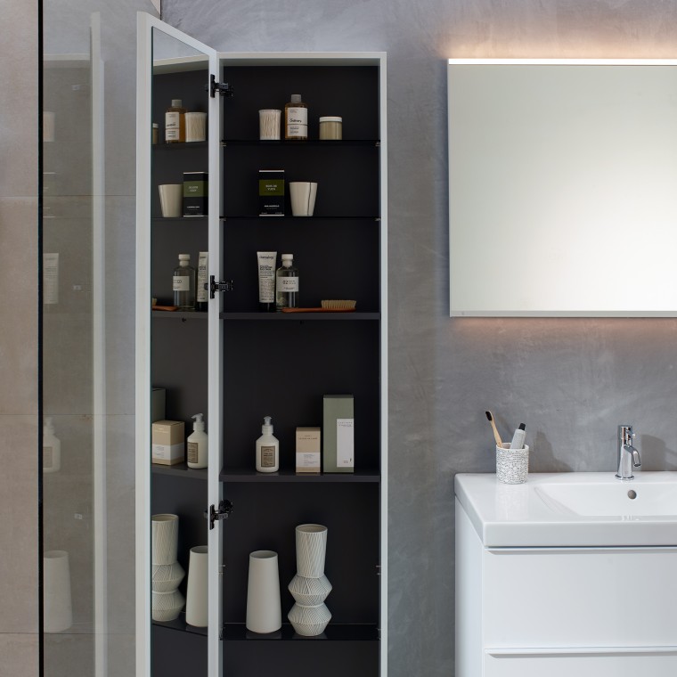 Geberit iCon høyskap med innvendig speil og mye oppbevaringsplass (© Geberit) Geberit iCon høyskap med innvendig speil og mye oppbevaringsplass (© Geberit)