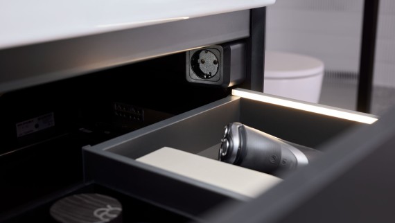 Geberit ONE-skuff med lyslister og stikkontaktelementer med tilkobling Geberit ONE-skuff med lyslister og stikkontaktelementer med tilkobling