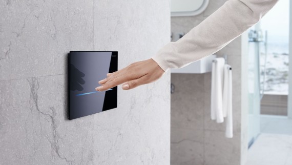 Berøringsfri eller automatisk toalett­skyll med Geberit Sigma80 betjeningsplate i kvadratisk design