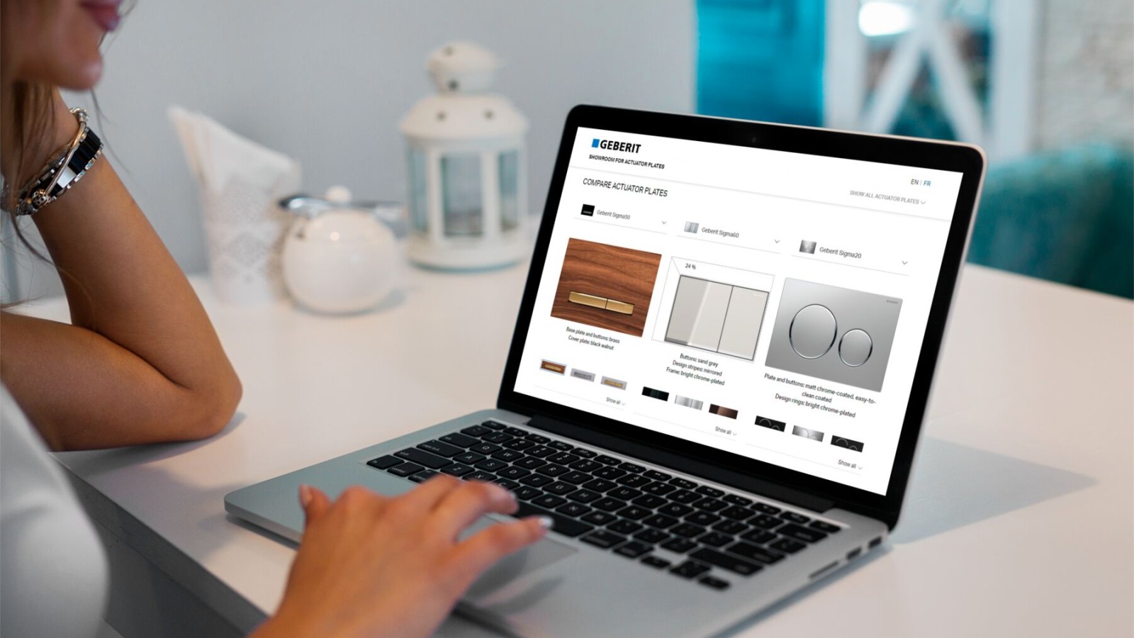 Kvinne starter Geberits utstillingslokale for betjeningsplater på den bærbare datamaskinen sin Kvinne starter Geberits utstillingslokale for betjeningsplater på den bærbare datamaskinen sin