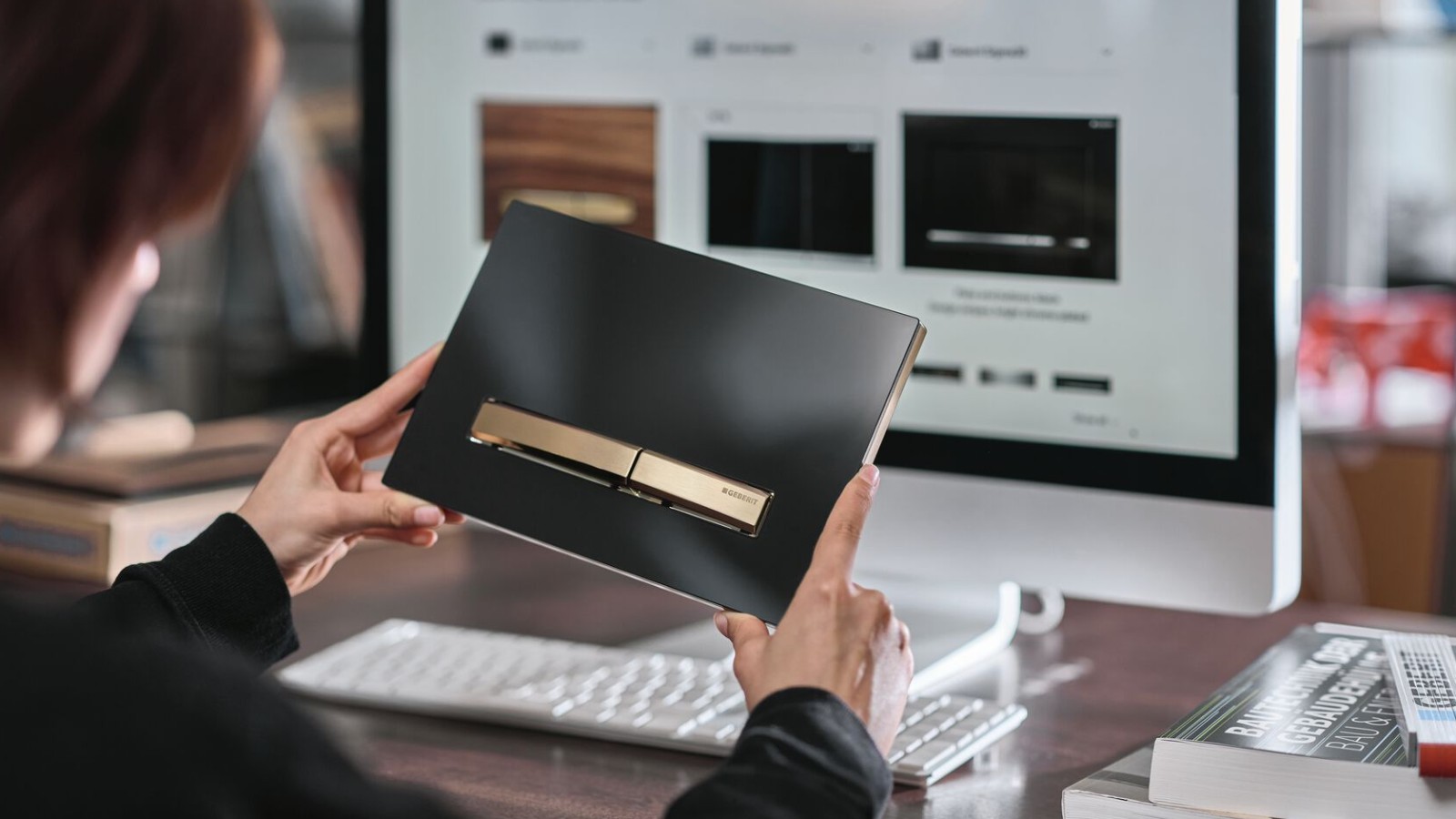 Dame med Geberit Sigma50 betjeningsplate med knapper i rosegull Dame med Geberit Sigma50 betjeningsplate med knapper i rosegull