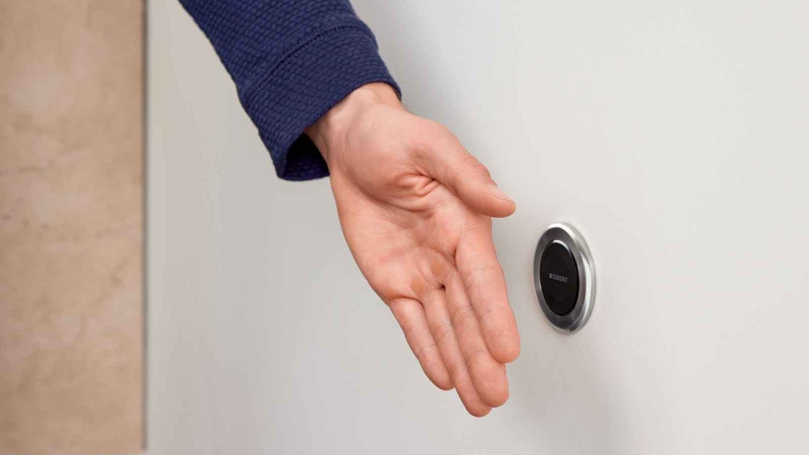 Berøringsfri Geberit Typ10 fjernaktivering av skyll, rund modell, med håndaktivering