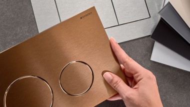 Geberit Sigma40-betjeningplater i ulike overflater og knappformer.