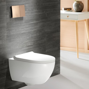 Geberit Acanto toalett med Sigma70 betjeningsplate i rosegull