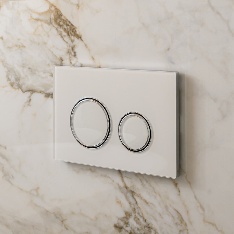 Hvit Geberit Sigma50 betjeningsplate med designringer i sølv Hvit Geberit Sigma50 betjeningsplate med designringer i sølv