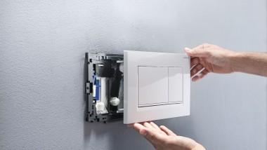 Hvit Sigma20 betjeningsplate (© Geberit)