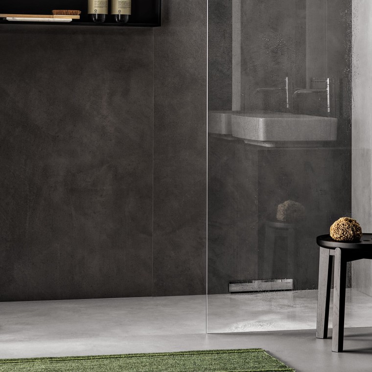 En gulvjevn dusj med veggsluk