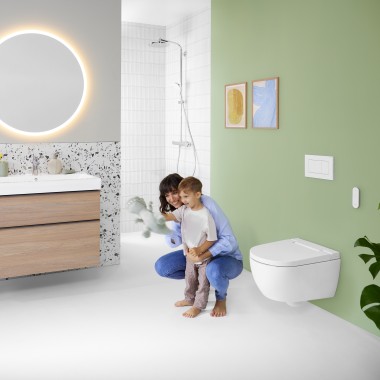 Kvinne og barn i et fargerikt baderom med Geberit Option-speil