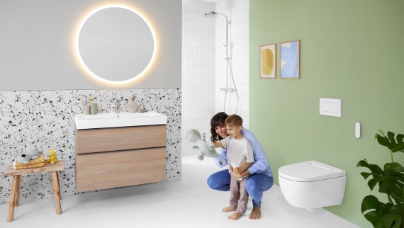 Geberit AquaClean Alba med kvinne og barn på baderommet Geberit AquaClean Alba med kvinne og barn på baderommet