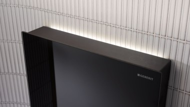 Geberit Monolith Plus med ComfortLight frontkledning i sort glass (© Geberit)