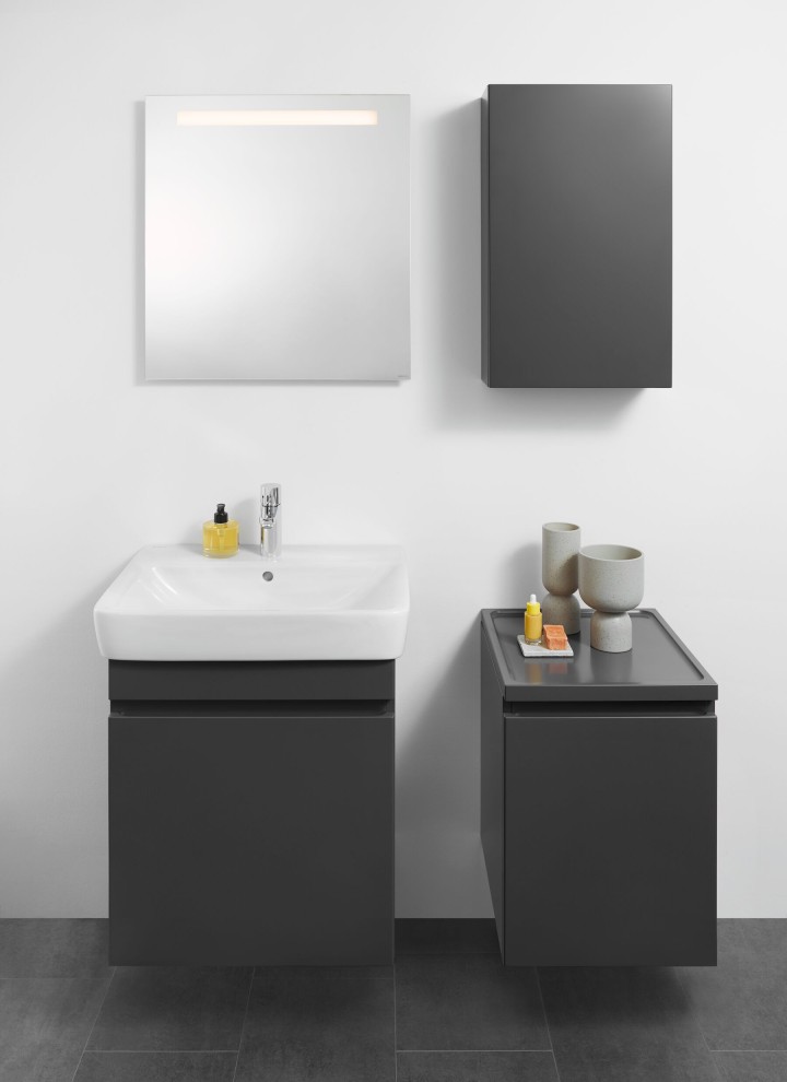 Option Basic mirror 60 cm combined with the Renova bathroom series (© Geberit)