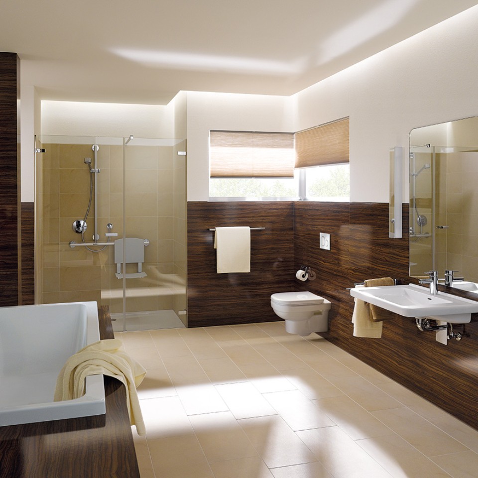 Geberit Renova Comfort baderom med toalett, servant og badekar