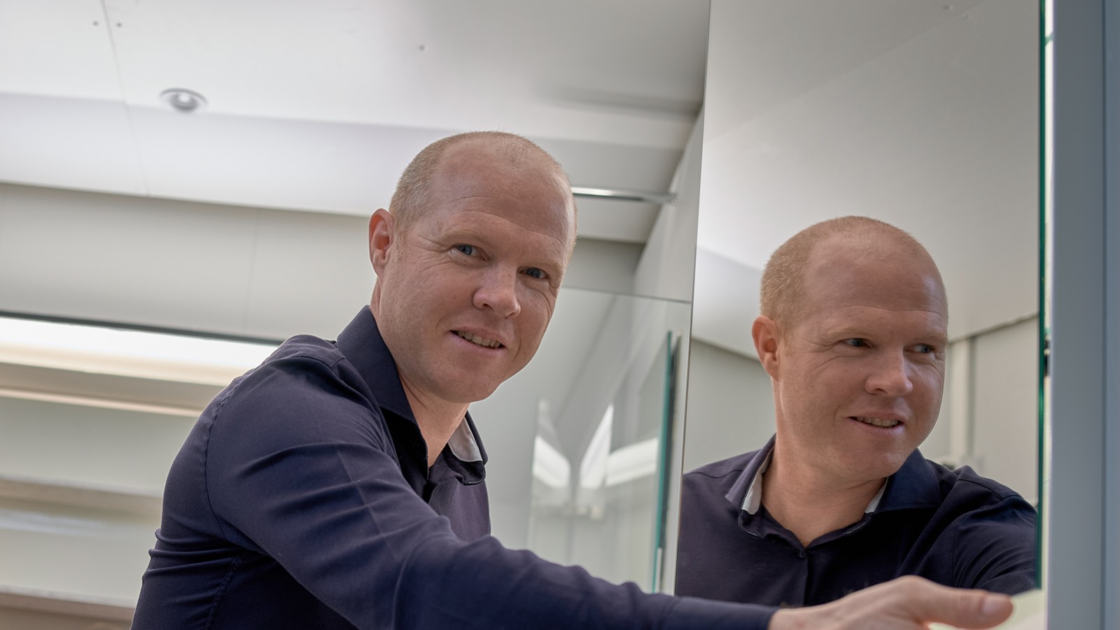 Lysekspert Andreas Janser i lyslaboratoriet ved Geberit hovedkvarter i Rapperswil-Jona, Sveits (© Geberit)