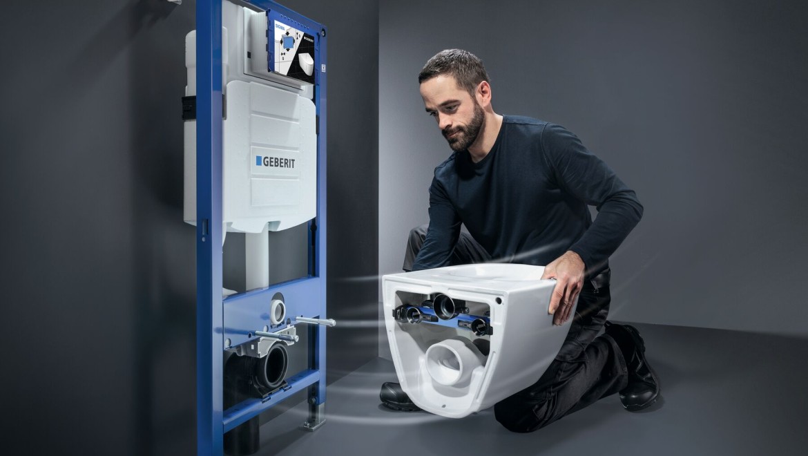 Rørlegger monterer WC-systemet med Geberit Sigma innbyggingssisterne og Geberit Acanto toalett Rørlegger monterer WC-systemet med Geberit Sigma innbyggingssisterne og Geberit Acanto toalett