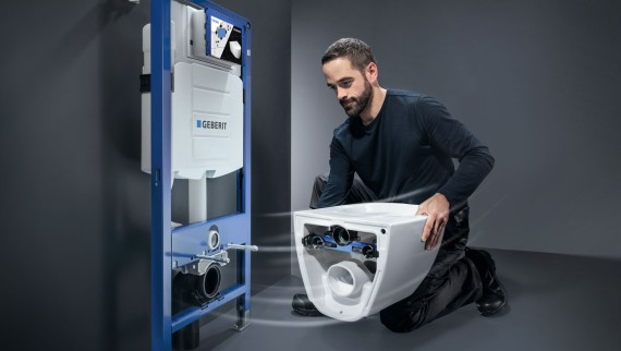 Rørleggermontert toalettsystem bestående av Geberit Sigma innbyggingssisterne og Geberit Acanto-toalett