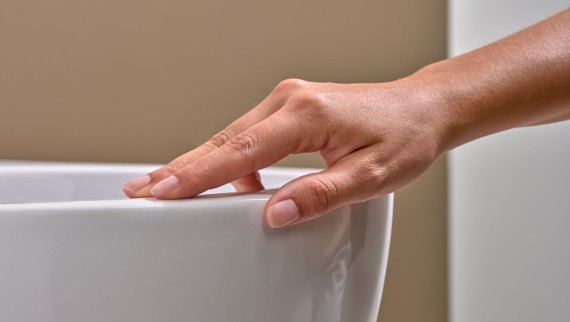 Hånd som føres over KeraTect® glasur Hånd som føres over KeraTect® glasur