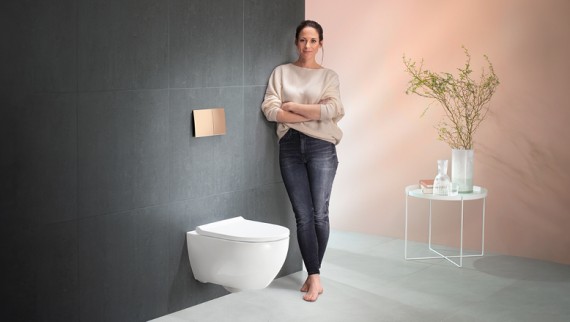 Geberit Acanto toalett på baderom med vegg med trendfargen Peach Fuzz