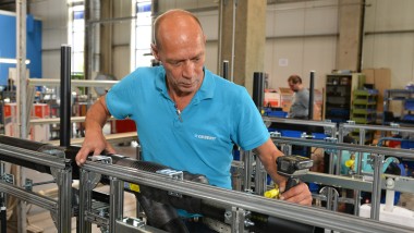 Mann som jobber på et prefabrikasjonsanlegg
