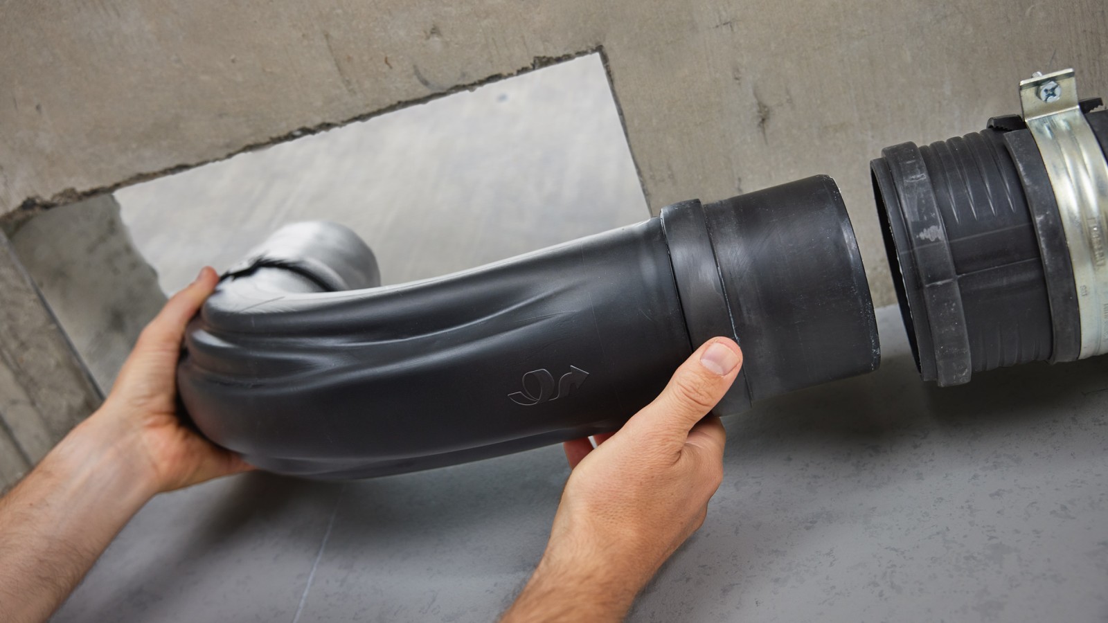 Geberit BottomTurn-bendet er raskere og enklere å montere enn to 45° bend.