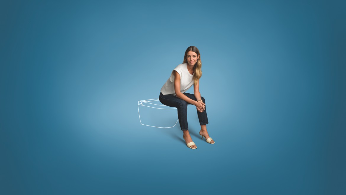 Dame på et Geberit AquaClean Alba Dame på et Geberit AquaClean Alba