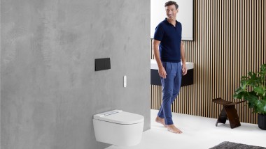 Person på badet som ser på toalettområdet med et Geberit-toalett