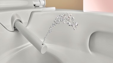 Toalett med rengjøringsfunksjon: dusjstrålen til Geberit AquaClean Alba dusjtoalett.