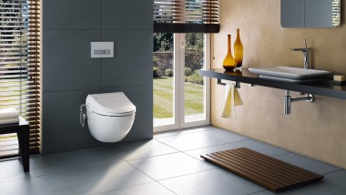 Geberit AquaClean 4000 i et mørkt baderom