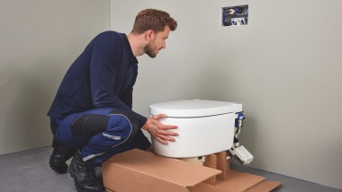 Rørlegger med Geberit AquaClean Sela
