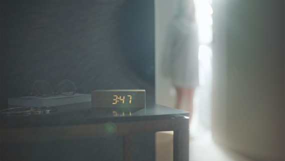 alarmklokke på nattbord alarmklokke på nattbord