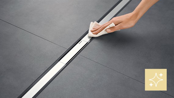 Kvinne som vasker Geberit CleanLine dusjrenne