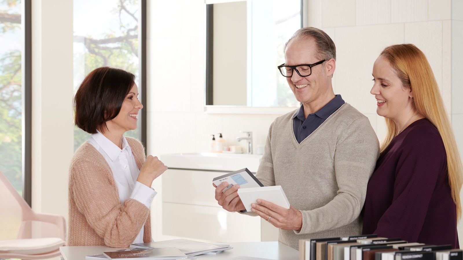 En spesialforhandler gir råd til et par