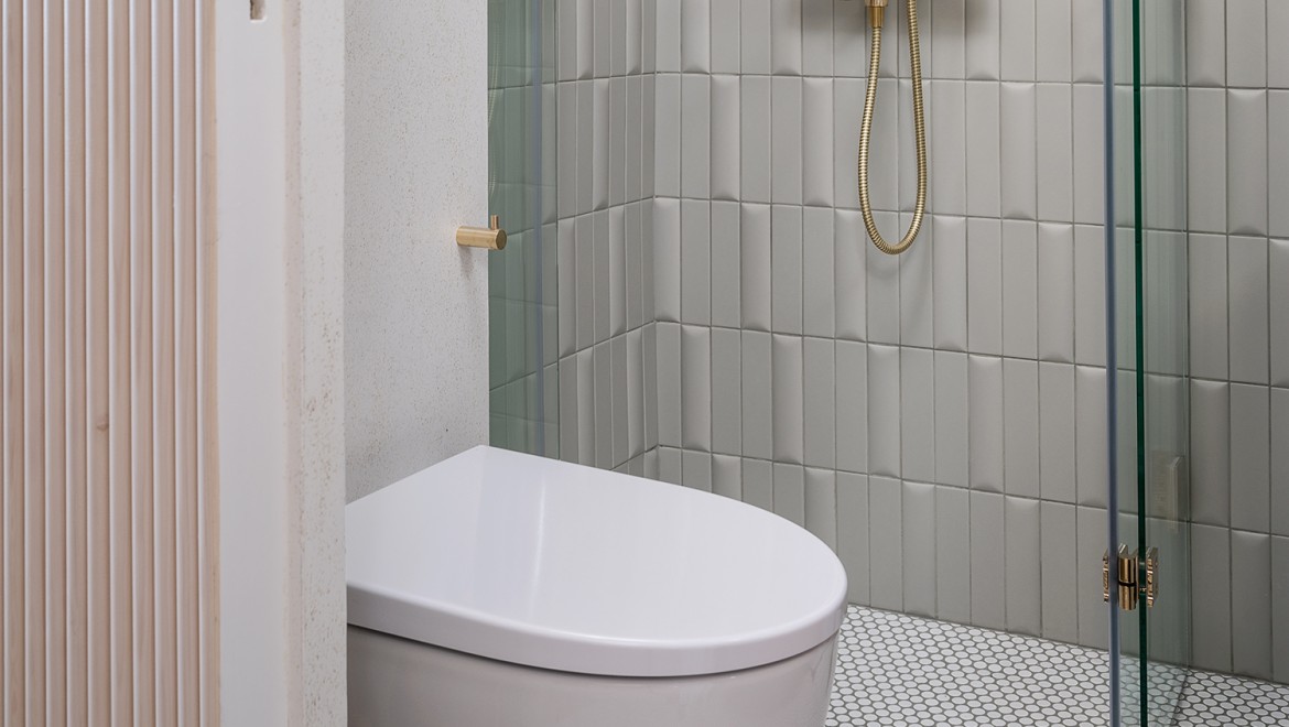 Etterbildet av det lille badet, med vegghengt Geberit toalett fra baderomsserien iCon (© Meja Hynynen)