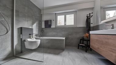 Vidvinkel av det renoverte badet Vidvinkel av det renoverte badet